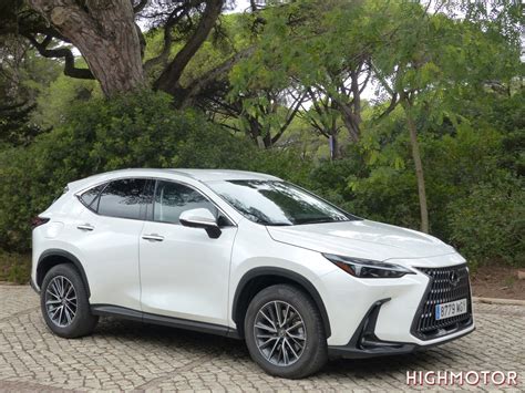 Lexus NX 450h+ įkrovimo stotelės ir technologija