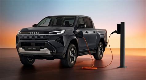 Naujos kartos Toyota Hilux priekio dizainas su siaurais žibintais