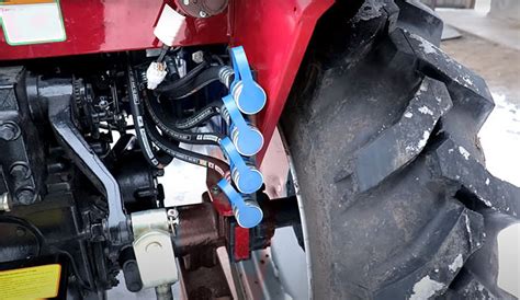 MTZ traktoriaus variklio skyriaus nuotrauka su hidrauline sistema