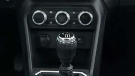 Volkswagen Crafter interjero nuotrauka su prietaisų skydeliu ir pavarų svirtimi