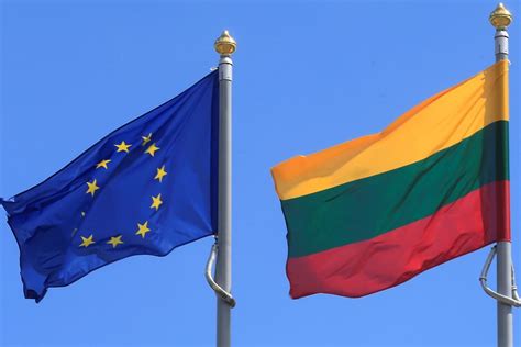 Europos Sąjungos ir Lietuvos vėliavos prie muitinės pastato