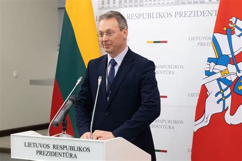 Nuotrauka: Prezidentės patarėjas L. Zakarevičius neatsakė į klausimą dėl krikštamotės
