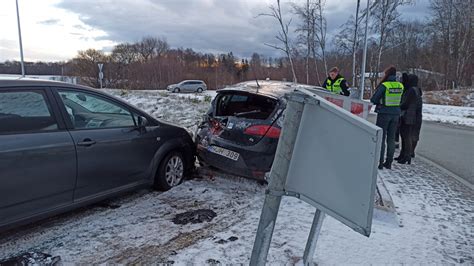 Avarija slidžiame kelyje, daug automobilių