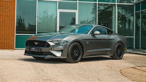 „Ford Mustang“ vaizdas, pabrėžiant jo raumenų automobilio estetiką