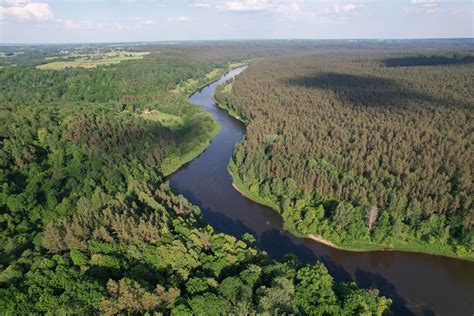 scheminė Neries upės dalies su galimu taršos šaltiniu iliustracija