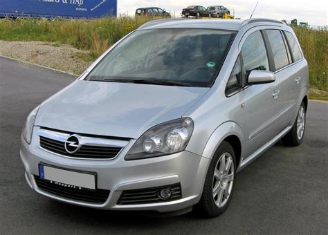 Infografika su Opel Zafira B 1.9 CDTI Enjoy techniniais parametrais (variklio tūris, galia, pavarų dėžės tipas)