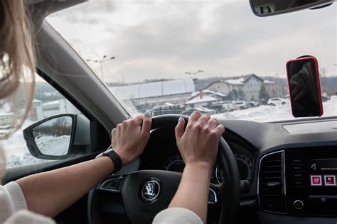Nuotrauka: automobilis važiuoja apsnigtu keliu