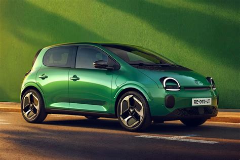 Tematinis foto: Renault Twingo E-Tech Electric važiuojantis miesto gatve
