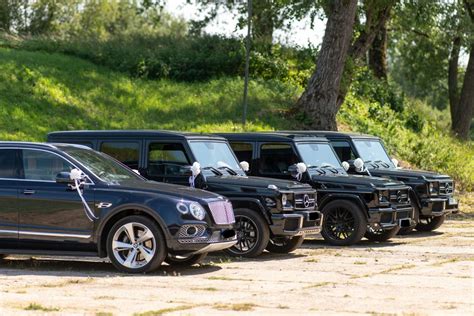 Teminė nuotrauka su Bentley automobiliais, pabrėžianti prabangą ir greitį