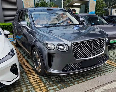 Nuotrauka su „Bentley Boys“ lenktynininkais ir automobiliais