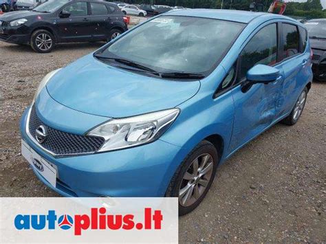 Nissan Note su atverstu variklio dangčiu