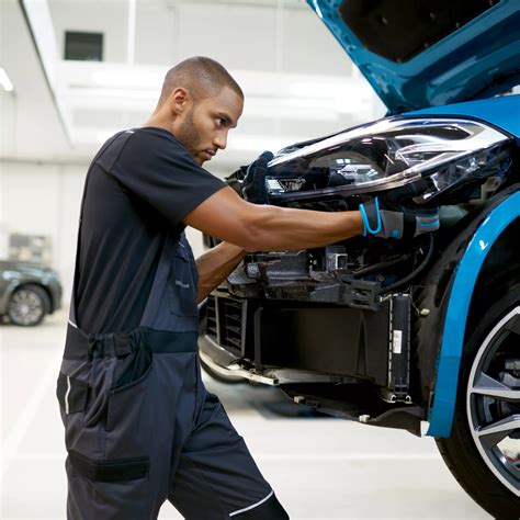 BMW serviso mechanikas atlieka automobilio diagnostiką