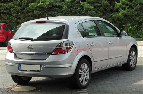 Opel Astra H važiuojantis kelyje
