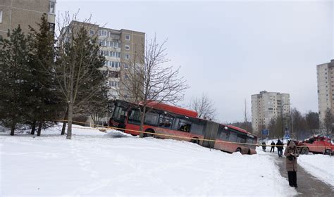 Autobuso avarijos vieta šlaito apačioje