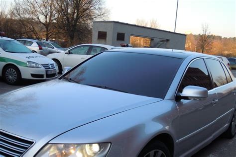 Pora aistringai bučiuojasi automobilyje užtamsintais langais, siekiant privatumo