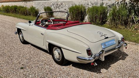 Klasikinis raudonas „Mercedes-Benz 190 SL“ kabrioletas