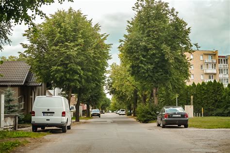 Teminė nuotrauka, vaizduojanti neteisingai pastatytą automobilį ir vilkiką