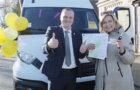 Teminė nuotrauka su geltonu mokykliniu autobusu ir vairuotoju
