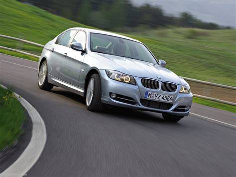 BMW 3 E90 automobilio nuotrauka priekyje su pabrėžtu guolių moduliu