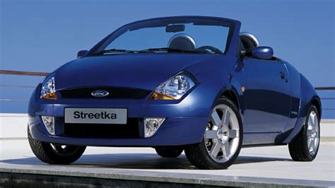 Ford Streetka šoninio profilio nuotrauka su nuleistu stogu