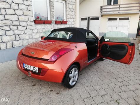 Ford Streetka nuotrauka su nuleistu stogu ryškiai oranžinės spalvos