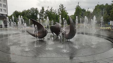Fotografija, kurioje matomas Trevio fontanas ir minia turistų