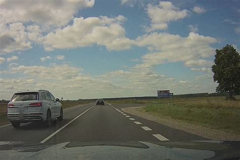 Ilustracija, vaizduojanti kelių eismo ženklus ir automobilį, simbolizuojanti pasiruošimą vairavimo teorijos egzaminui.