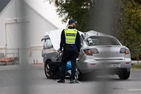 Avarijos vieta su policijos ir gelbėjimo tarnybų automobiliais