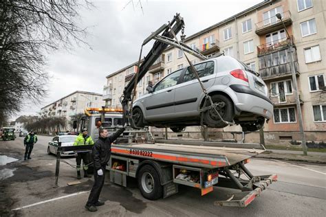 Nuotrauka, vaizduojanti evakuatorių, transportuojantį automobilį