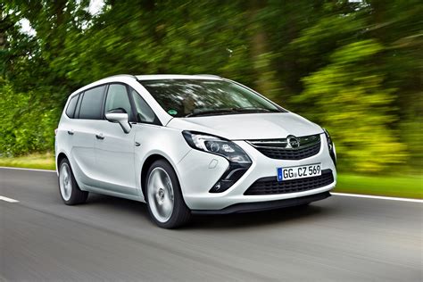 Opel Zafira Tourer automobilis važiuojantis užmiestyje