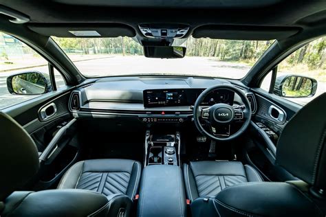 Kia Sorento salono interjeras, pabrėžiant erdvę ir sėdynių konfigūracijas