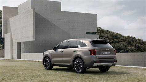 Kia Sorento eksterjero detalė, atkreipiant dėmesį į dažų dangą ir bendrą dizainą