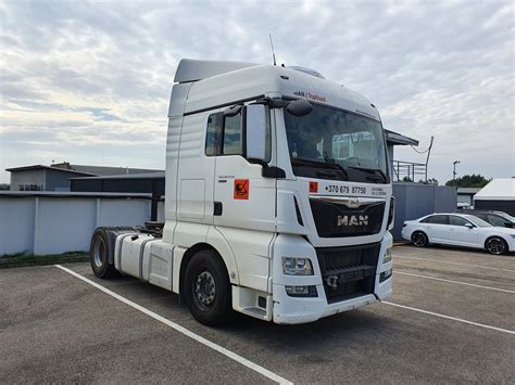 MAN vilkikas važiuojantis keliu, simbolizuojantis ateities transportą