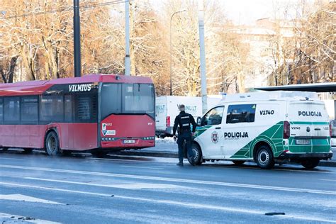 Teminė nuotrauka: viešojo transporto vairuotojas prie vairo Vilniuje ar Kaune