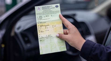 Tematinė nuotrauka: asmuo tikrina automobilio dokumentus