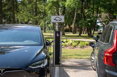 Infografika apie elektromobilių nuomos privalumus
