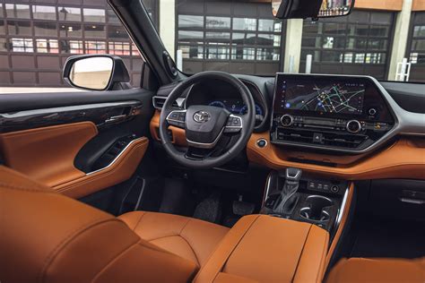 Toyota Highlander interjero nuotrauka su prietaisų skydeliu ir sėdynėmis