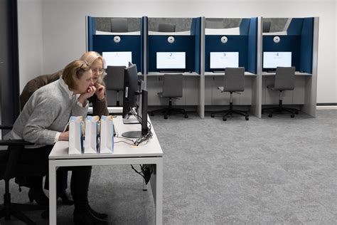 Tematinė nuotrauka, vaizduojanti asmenį laikantį teorijos egzaminą kompiuteriu.