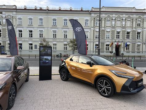 Tematinis nuotrauka, vaizduojanti skirtingų automobilių nuomos logotipus ir automobilius