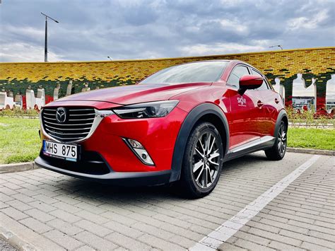 Autoserviso meistrai atlieka profesionalią Mazda automobilių diagnostiką ir techninę priežiūrą modernioje dirbtuvių aplinkoje.