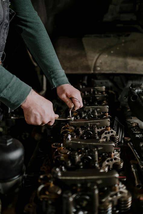 Automechanikas atlieka variklio skyriaus patikrą ir techninį aptarnavimą, užtikrindamas sklandų automobilio veikimą.