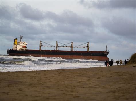 Laivas „Ocean Crown“ užplaukęs ant seklumos prie Melnragės