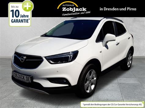 Tematinė nuotrauka: Opel Mokka X važiuoja užmiesčio keliu
