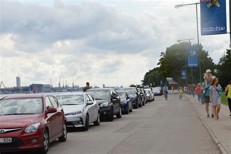 Senjorė mokosi statyti automobilį atbuline eiga