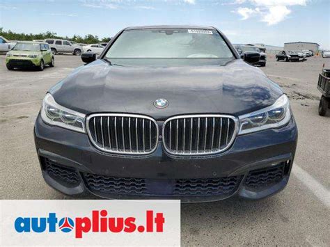 Vaizdžiai pateiktas automobilio priekis su sumontuotomis dekoratyvinėmis grotelėmis.