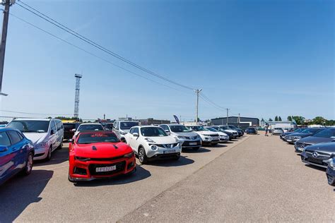 Nuotraukos su laimingais klientais ir išsinuomotais automobiliais