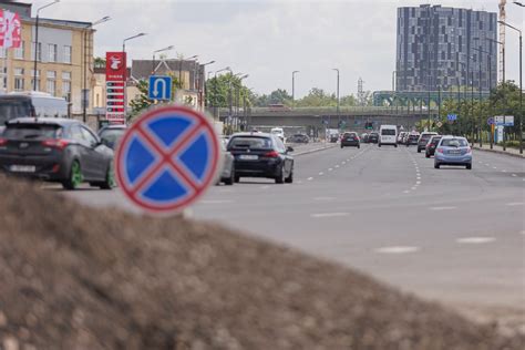 Prastos būklės kelio atkarpa su duobėmis