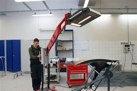 Tematinė nuotrauka: besimokantys studentai automobilių dažymo dirbtuvėse