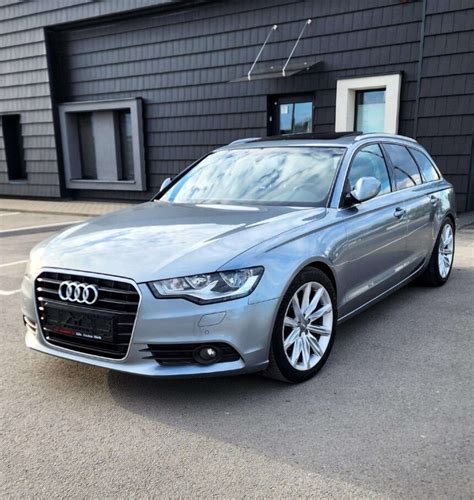 Audi A6 prietaisų skydelio nuotrauka su borto kompiuterio ekranu