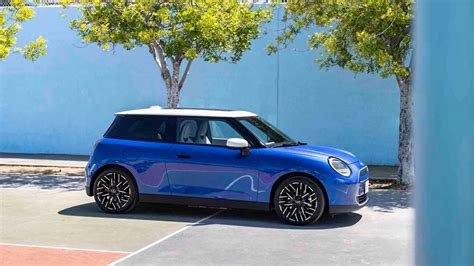 „Mini Cooper“ automobilio išorės nuotrauka, pabrėžianti retro stiliaus priekinius žibintus ir kompaktišką kėbulą